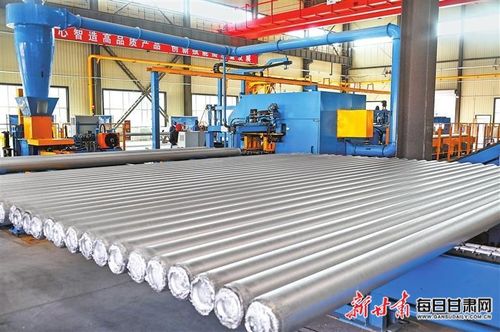 酒鋼集團(tuán)東興鋁業(yè)隴西分公司生產(chǎn)車(chē)間 工人們加工鋁產(chǎn)品